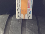 自社整備工場で点検整備をおこなってからお渡ししています。車検が残っている場合は『12ヶ月点検整備』を、車検整備付きの場合は『車検整備』をおこないます。整備費用は車両本体価格に含まれています。
