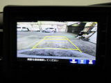 バックカメラの画像です。ガイドラインがスムースな車庫入れをサポートいたします。車庫入れの安心感がアップしますね。