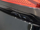 パワーバックドアを装備しています。開閉スイッチは車両側面両側に配置、後ずさりすることなく開閉できます。