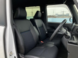 運転席と助手席は、身体を支える形状のシートで落ち着いて座れる空間です。前方や窓からの視界も広く、乗り降りの際にも室内の様子を把握しやすいレイアウトです。