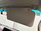 眩しい太陽光などをシャットアウトするサンバイザー(運転席側にはチケットホルダー付)