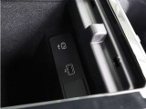 USBポートを備え、スマートフォンなどの接続や充電に便利。日常使いからロングドライブまで、快適なドライブをサポートします。