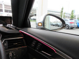 斜め後方から接近する車両を感知しドライバーに注意喚起するサイドアシスト装備。