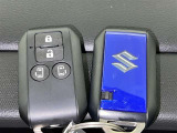 スマートキーをポケットやバッグに携帯していれば、キーを取り出すことなくドアハンドルを握り解錠、ドアハンドルのセンサーに触れるだけで施錠できます。