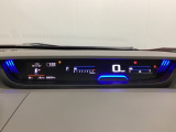 デジタル表示のスピードメーターとタコメーターを大きく配した見やすいメーター部になっています。左側のインフォメーション画面でオドメーターや燃費などの情報を確認できます。