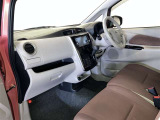 運転席周りのレイアウトをご覧ください。ナビゲーションが綺麗に装着されすっきり収まってますね!