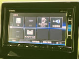SDやUSB、Bluetooth Audio、交通情報など、利用できる項目が見やすく表示されています。必要なメニューを画面から確認でき、日々の操作にも取り入れやすい装備です。