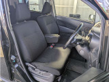 納車時には室内周りからシート床に至るまで除菌清掃しております。エンジンルーム、ボディースタッフが一生懸命クリーニング磨き上げしております。