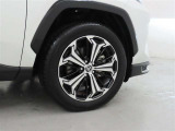 装着タイヤサイズは、235/55R19です。純正アルミホイールを装着しております。