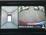 後方カメラの映像に加え、車両を上から見たような表示も確認できます。ガイドラインが目安となり、駐車時に周囲や車両後方との距離を把握しやすく、切り返しにも役立ちます。