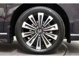 純正のアルミホイールが足元を飾ります!タイヤサイズは205/55R17でございます。