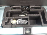 荷室下部にパンク修理キットが収納されてます。