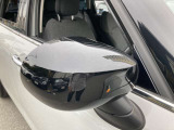自動防眩機能を備えたルームミラー。ETC車載器を搭載しておりスタイリッシュかつ機能性を兼ね備えております。