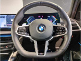 【ハンドル】ドライバーとBMW車の一体感がダイレクトに伝わるステアリングホイール。形状・太さへの拘りに加えて、操作性を高める為にスイッチ類も配置。クイックかつ安定のドライビングを体感下さい!