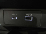 USB充電専用電源ソケットも付いています。モバイル機器などの充電専用