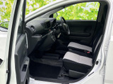 前席まわりには運転席と助手席が並び、着座した際の視界も開放的です。明るい色を配した座面と落ち着いた室内色が調和し、毎日の移動を快適に過ごせる空間となっています。