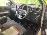 運転席まわりは前方の視界が広く、メーターやセンター画面も見渡しやすい配置です。シートには黒を基調に明るい色とオレンジのアクセントが入り、毎日の乗り降りにも親しみやすい空間です。