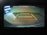 バックモニター付き。車両後方の映像がナビ画面に表示されるので、車庫入れが苦手な人も安心です。ただし、目視確認もお忘れなくお願いいたします。