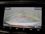 車庫入れや縦列駐車などの際に、後退操作の参考になるガイドラインをモニター画面に表示します。