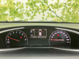 速度計やエンジン回転計に加え、中央には車両情報を表示する画面を配置。必要な情報を運転席から確認しやすいレイアウトで、走行中も視線移動を抑えて状況を把握しやすくなっています。