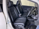 運転席は、大きな座面と包み込むような背もたれがドライバーの身体全体をしっかり支えます。上質なシート素材と座り心地のよいクッションを採用し、長時間の運転やコーナーの多い道も快適です。