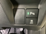 VSA装備車です。VSAはドライバーの操作と車の動きを見守っています。もし車の挙動が乱れたとき、4輪別々にブレーキをかけたり、エンジンパワーをしぼることによって車を安定させます。