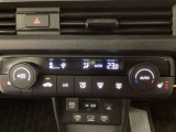 マルチビューカメラシステム搭載車です。お車の周囲を全方位でカバーします。後方・前方・両脇と、コンディションが悪い視界でもカラーモニターに映し出した映像がドライバーをサポートします。