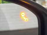 【ブラインドスポットインフォメーション】走行中、ドアミラーの死角になりやすい箇所に後続車が接近するとサイドミラー付近に警告を表示、ドライバーに注意喚起をしてくれます。