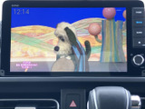 テレビ番組を画面で楽しめる装備で、停車中の待ち時間もゆったり過ごせます。見やすい大きさの画面に番組が表示され、車内で過ごすひとときに楽しみを添えてくれる便利な一台です。