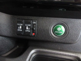 両側電動スライドドア。荷物で手が塞がる時でも簡単にドアの開閉が出来ます。何より力いらずで開閉OK。女性やお年寄りにも優しい。電動機能はOFFにもできますから元気なお子様の駆け出しも安心。