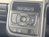 【オートエアコン】一度お好みの温度に設定すれば、車内の温度を検知し風量や温度を自動で調整。暑い&hellip;寒い&hellip;と何度もスイッチ操作をする必要はありません。快適な車内空間には必須の機能ですね♪