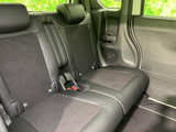 後席は左右にゆとりを持たせた座面とヘッドレストを備え、同乗者がくつろぎやすい印象です。窓から光が入る明るい空間で、ドア側の収納や足元も確認しやすく、家族での移動にも便利です。