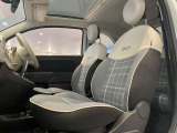 チェック柄シートがFIAT500らしい可愛らしさを演出します。