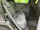 後席は左右に並ぶシートとヘッドレストを備え、同乗者が落ち着いて座れる空間です。窓からの光が入り、足元にも空間が確保されているため、移動中もゆったり過ごせます。