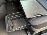 助手席下のシートアンダーBOXは中蓋があります。あまり出し入れしない車検証入れなどを収納すると便利です。