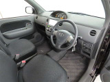 シンプルで使いやすいデザインの運転席です。