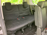 3列目にも座面とヘッドレストが備わり、後席まで乗車できる室内空間です。窓から外の様子を確認しやすく、同乗者も落ち着いて過ごせます。黒を基調としたシートで、室内全体に統一感があります。