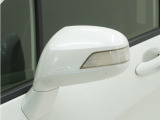 ◆ドアミラーウインカー◆ドアミラーにウインカーを装備しています。対向車に自身の進行方向を合図し安全に運転できます。
