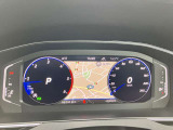 【Digital Cockpit Pro】基本の速度計とタコメーターの表示に加え、中央にドライビングデータやマップなどを少ない視線移動で視認できます。