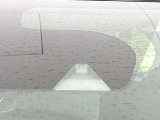 【エマージェンシーブレーキ】走行中に前方の車両等を認識し、衝突しそうな時は警報とブレーキで衝突回避と被害軽減をアシスト。より安全にドライブをお楽しみいただけます。