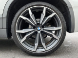BMWならではの卓越した走りを支えるホイールと足回りです!日本車の走りに慣れている方にもぜひ体感して頂きたいほど、高いレベルでまとまっています!純正20インチアルミホイール。