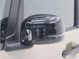 ◆ドアミラーウインカー◆ドアミラーにウインカーを装備しています。対向車に自身の進行方向を合図し安全に運転できます。