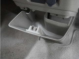 ◆センターロアボックス◆インパネ中央の下部には、ごみ箱としても使用する事ができるセンターロアボックスを装備しております。