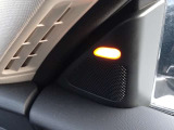 後側方から接近する車を検知してドアミラー内に表示、さらに衝突の危険度が高まるとシステムが車線内に戻す方向に力を短時間発生させ、ドライバーがクルマを車線内に戻す操作を促します。