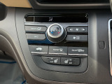 オートエアコンは温度を設定すれば自動で快適な状態をキープしてくれるので運転中の温度操作が減るので楽々ですね♪