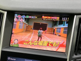 画面いっぱいにテレビ番組を表示でき、停車中の待ち時間に映像を楽しめます。画面の文字や映像も見やすく、車内で過ごすひとときに活用できる便利な装備です。