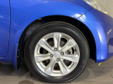 【純正15インチアルミホイール】足元を際立たせ、軽快な走りを演出します!タイヤは2019年製のヨコハマ・ブルーアースを装着しております。残り溝も十分ございます。
