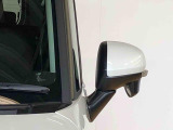 便利な電動格納ドアミラー付きです。
