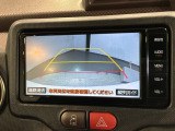 リバースギアに入れるだけで後方の表示へ切り替わります。夜間や雨の日の駐車も楽になりますよ。