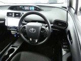 【運転席まわり】・・・ハンドルやシートなども隅々までクリーニング済み。キレイな車内でドライブがより一層快適にお楽しみいただけると思います。